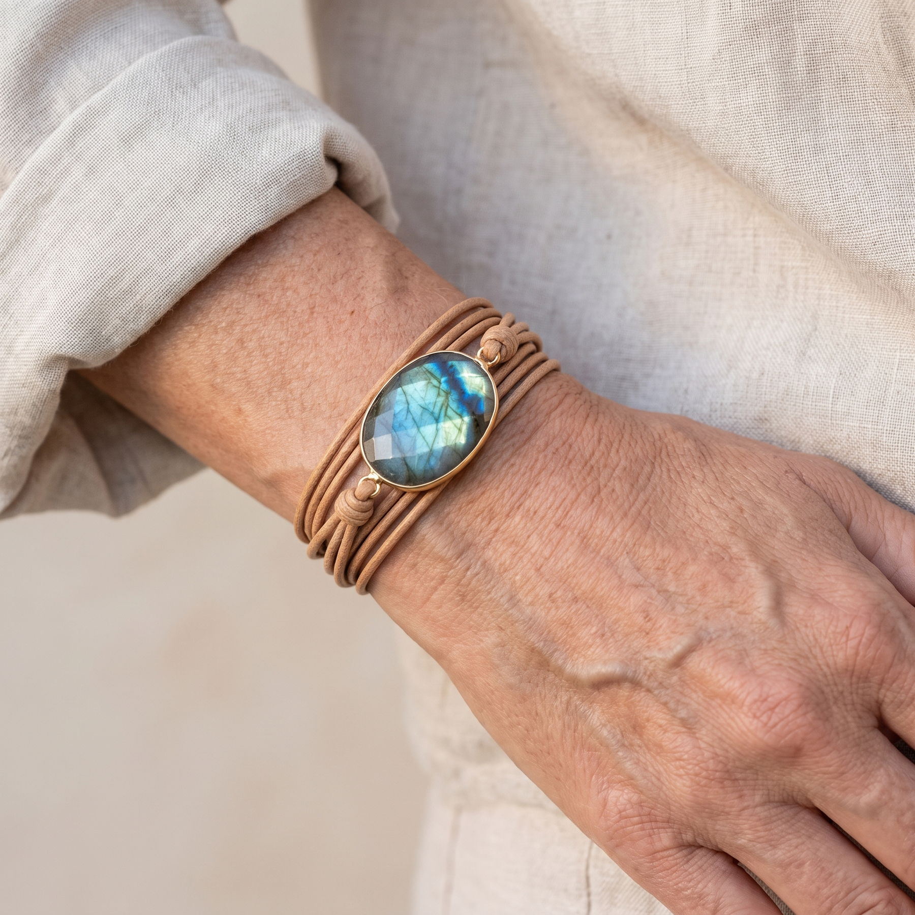 Bracelet "Bouclier de Lumière" en Labradorite porté au poignet