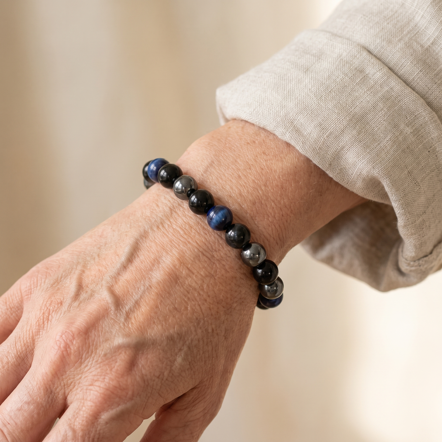 Bracelet "Cap Assuré" en Hématite, Tourmaline Noire & Oeil de Tigre Bleu porté au poignet