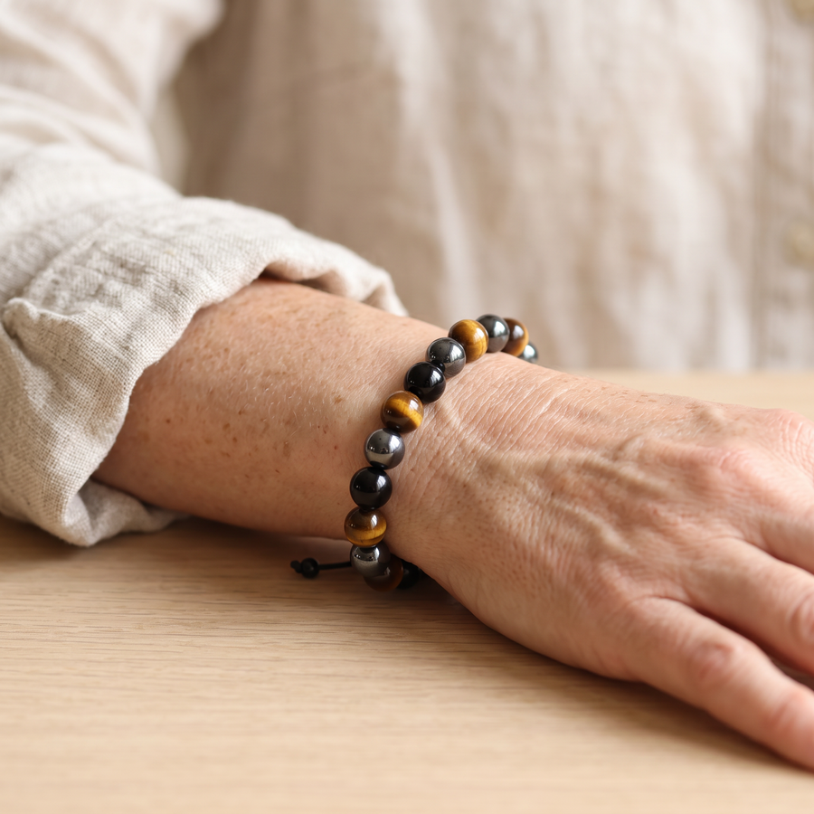 Bracelet "3 Protections" en Oeil de Tigre, Hématite & Obsidienne Noire porté au poignet