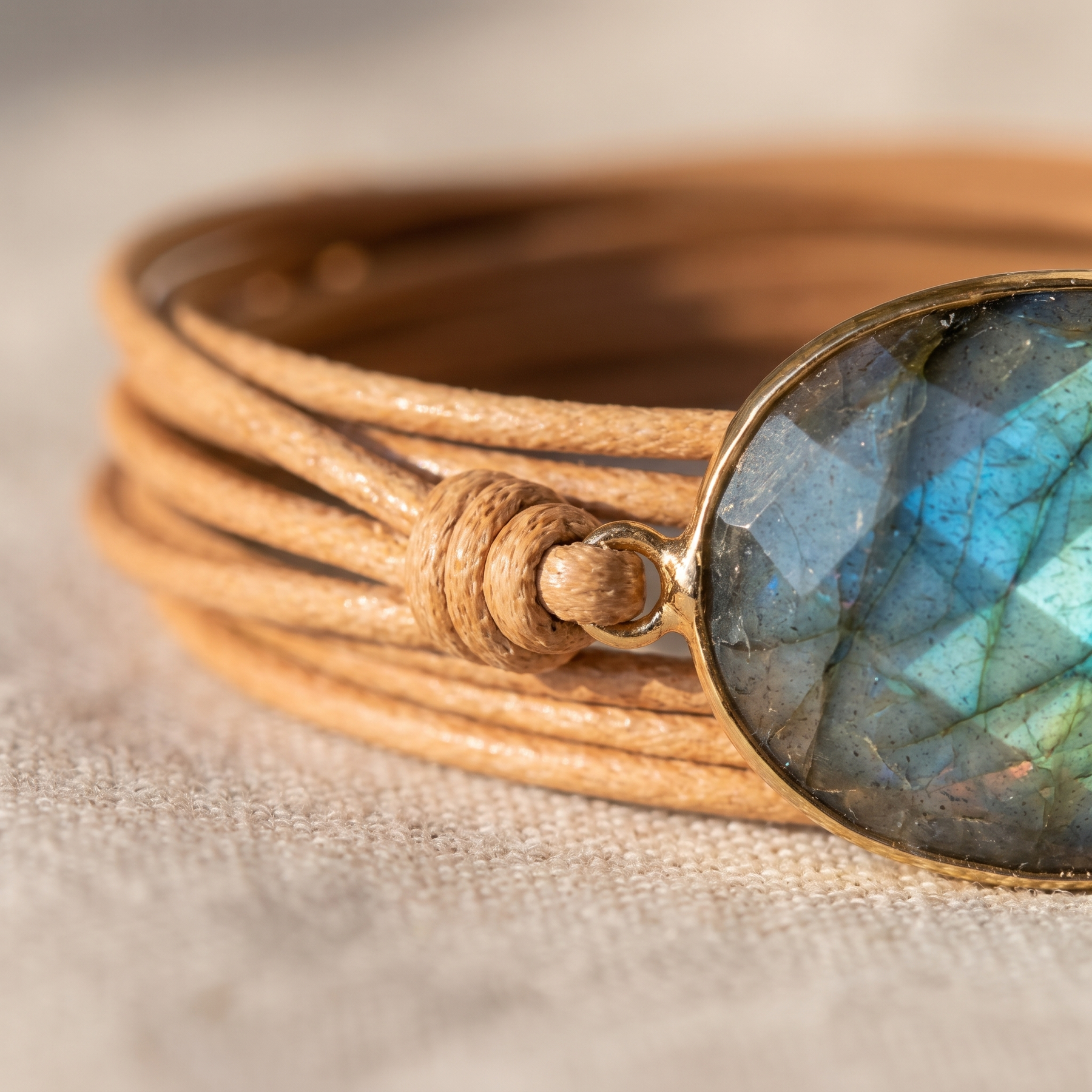 Détail des pierres du Bracelet "Bouclier de Lumière" en Labradorite