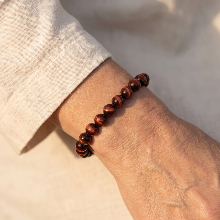 Bracelet "Bouclier Terrestre" en Œil de Taureau porté au poignet