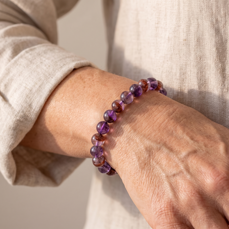 Bracelet "Âme de Lumière" en Auralite 23 porté au poignet
