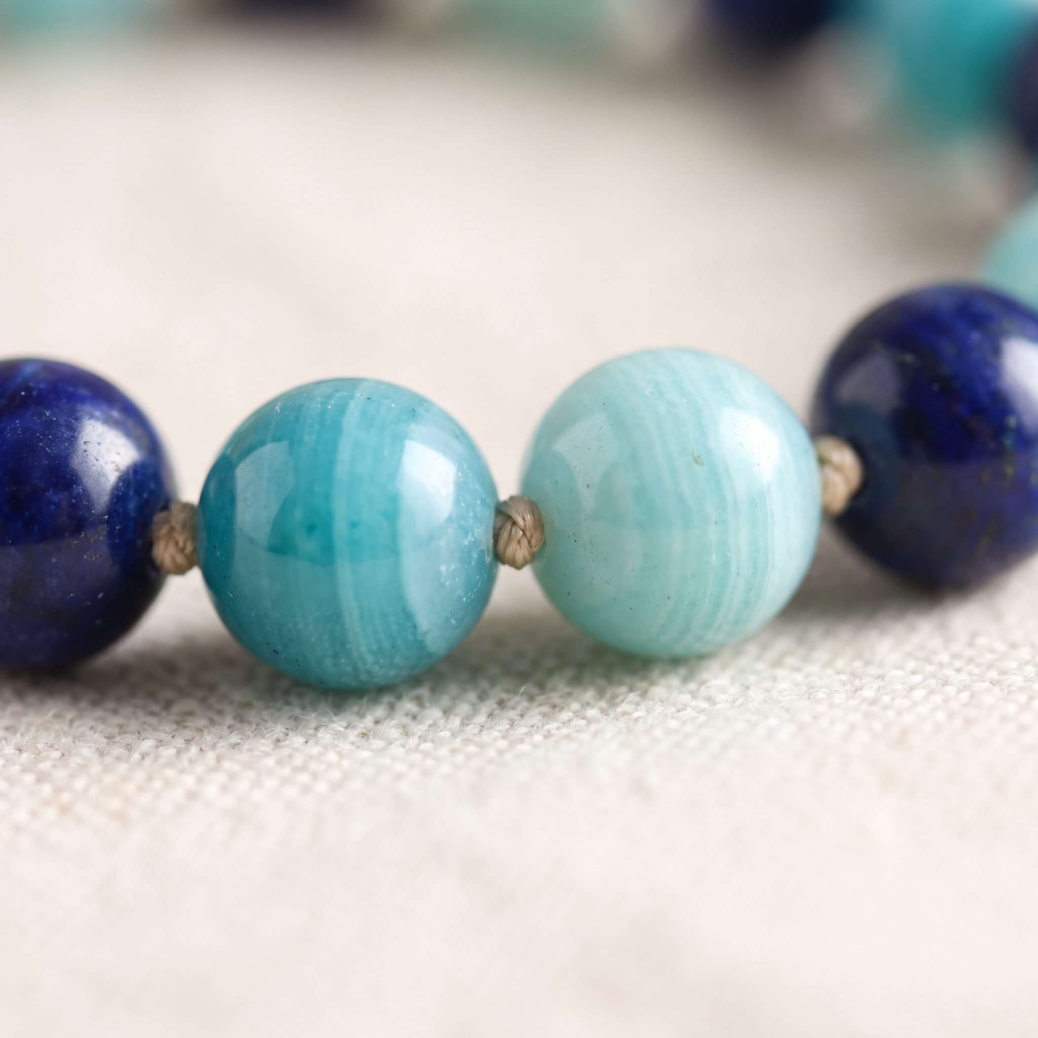 Détail des pierres du Bracelet "Océan" en Amazonite, Lapis Lazuli, Aigue-Marine & Apatite
