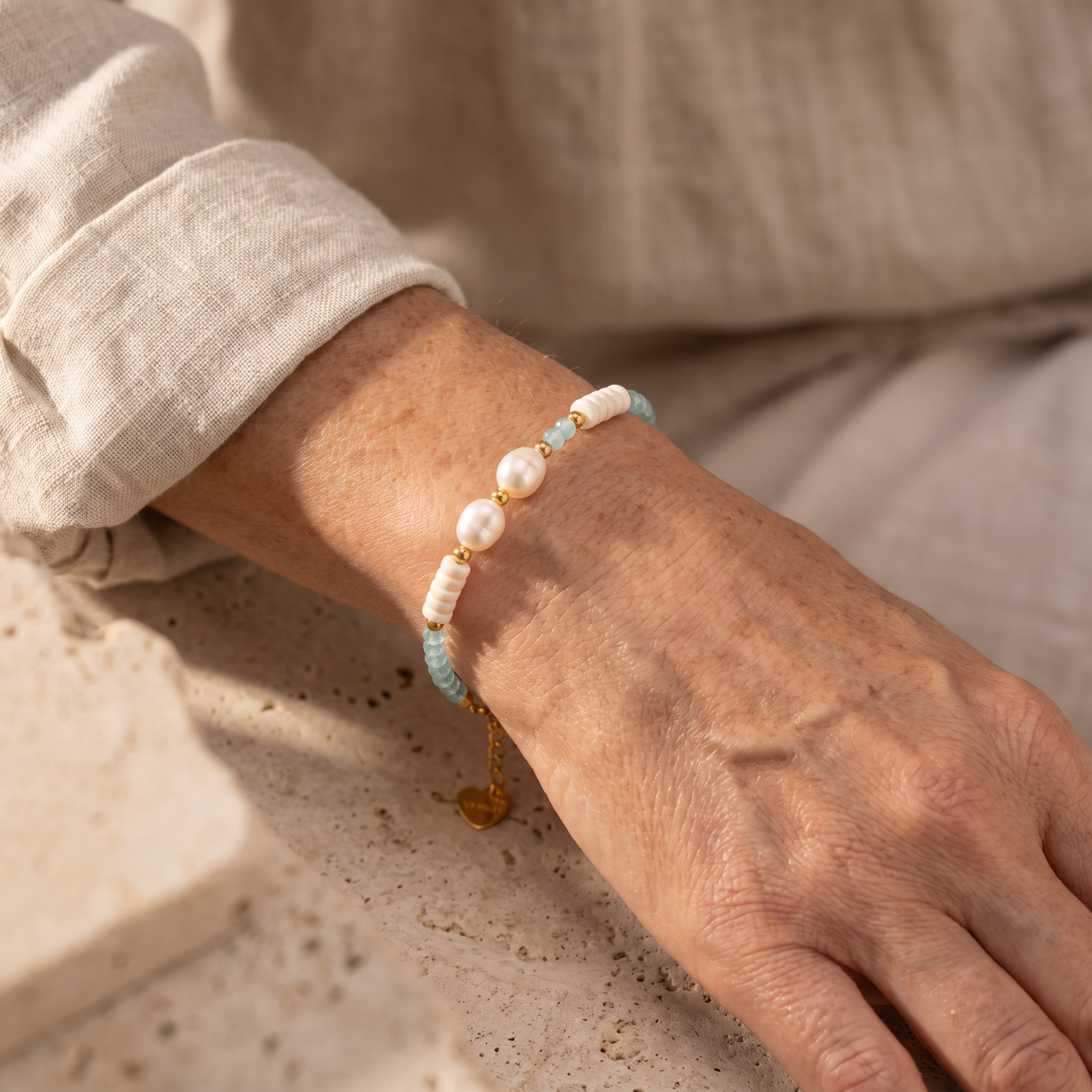 Bracelet "Océan Paisible" & Perles d’Eau Douce porté au poignet