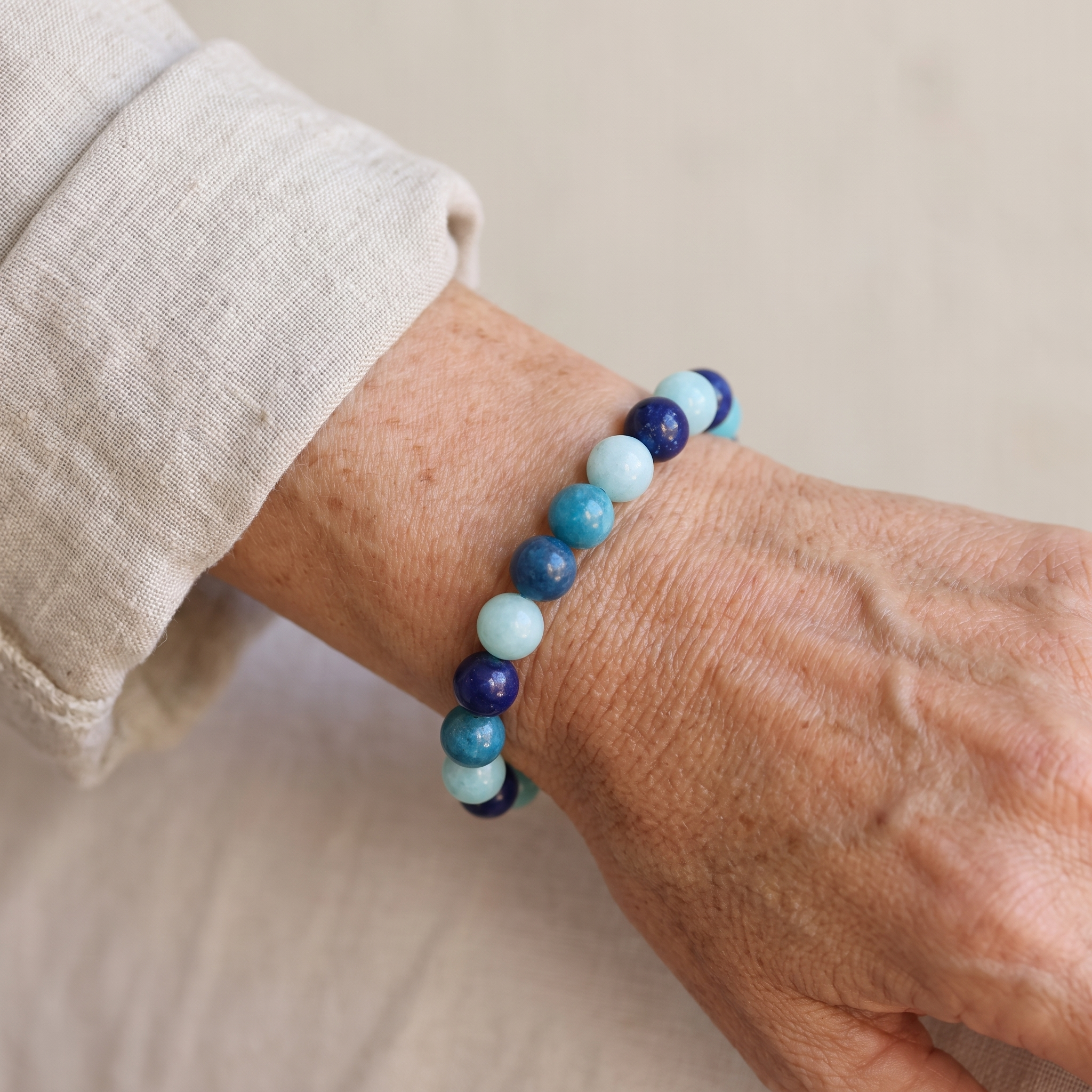 Bracelet "Océan" en Amazonite, Lapis Lazuli, Aigue-Marine & Apatite porté au poignet