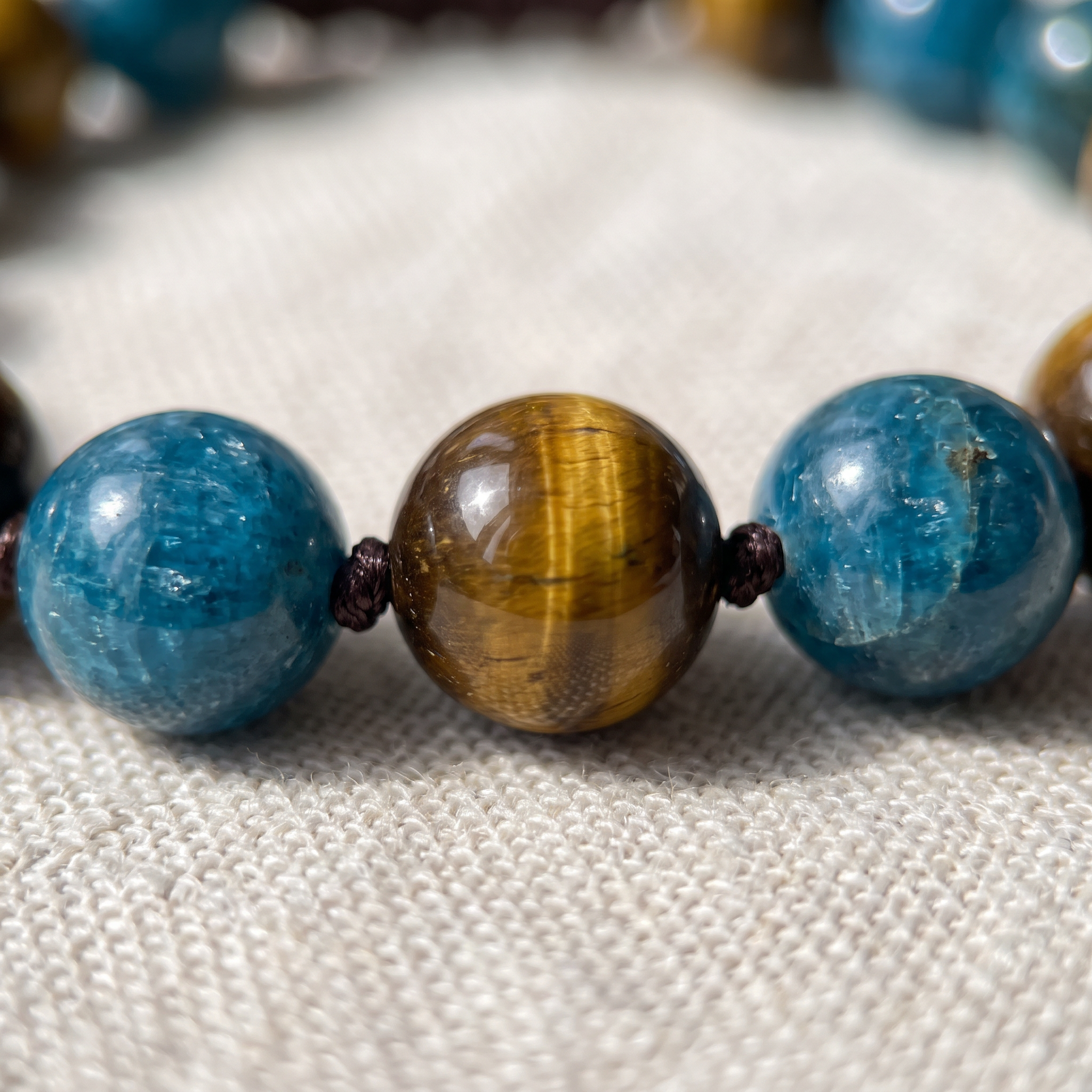 Détail des pierres du Bracelet "Nouvel Élan" en Apatite & Oeil de Tigre