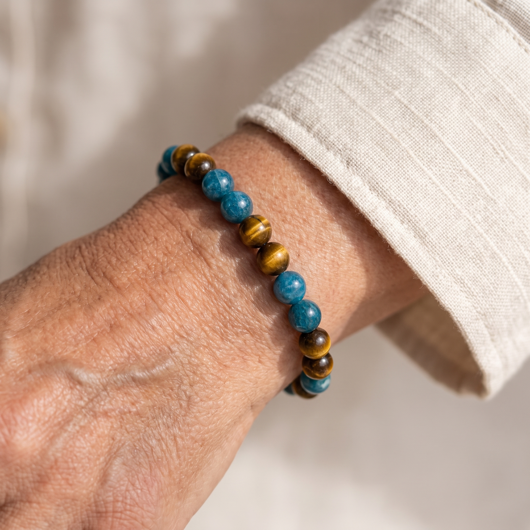 Bracelet "Nouvel Élan" en Apatite & Oeil de Tigre porté au poignet