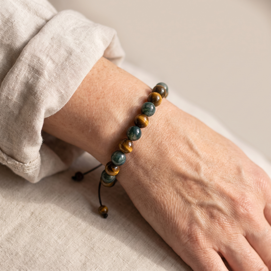 Bracelet "Équilibre & Protection" en Oeil de Tigre & Agate Mousse porté au poignet