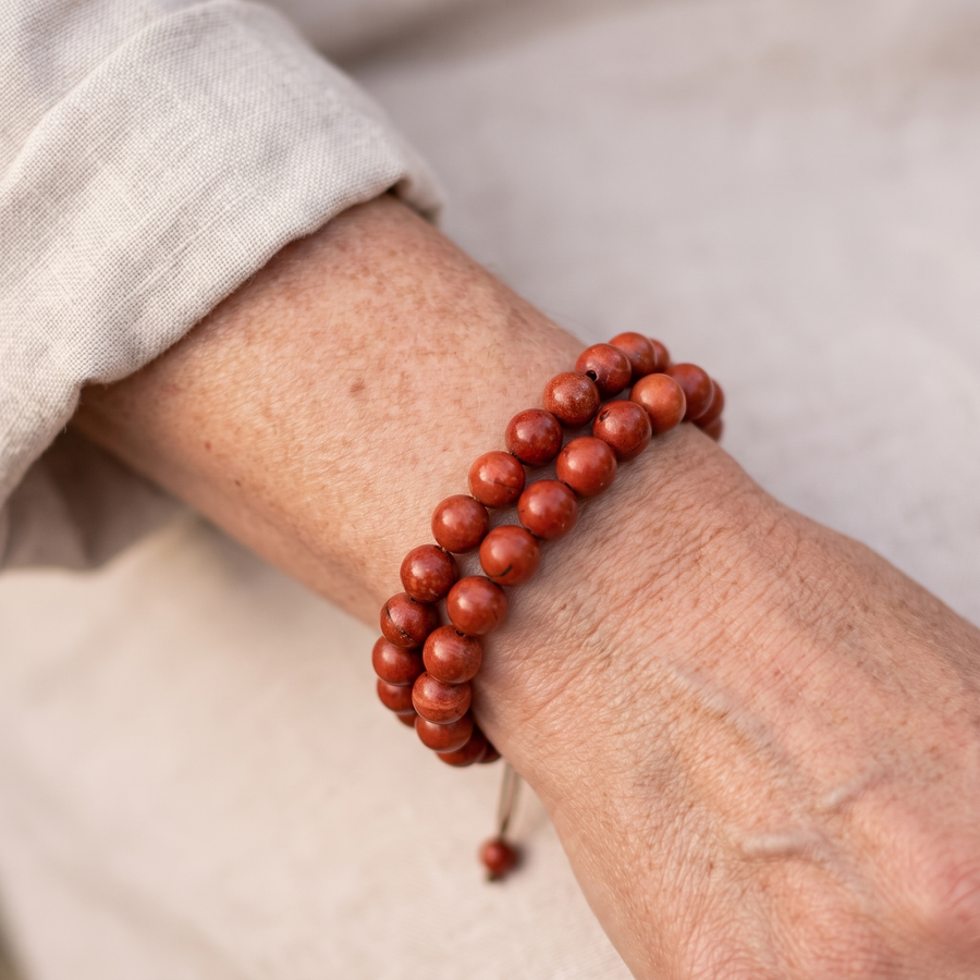 Bracelet "Endurance" en Jaspe Rouge porté au poignet