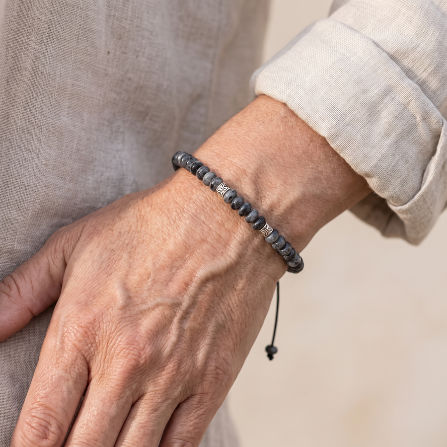 Bracelet "Force Intérieure" en Larvikite porté au poignet