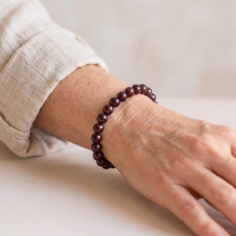 Bracelet "Force de Vie" en Grenat Almandin porté au poignet