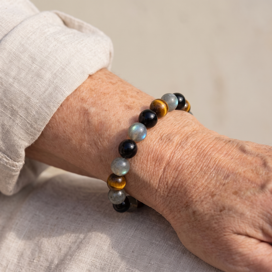 Bracelet "Protection Ultime" en Tourmaline, Oeil de Tigre & Labradorite porté au poignet