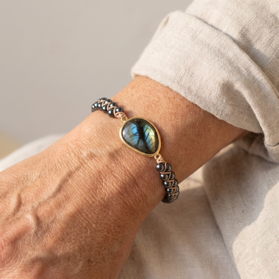 Bracelet "Oeil Céleste" en Labradorite & Hématite porté au poignet