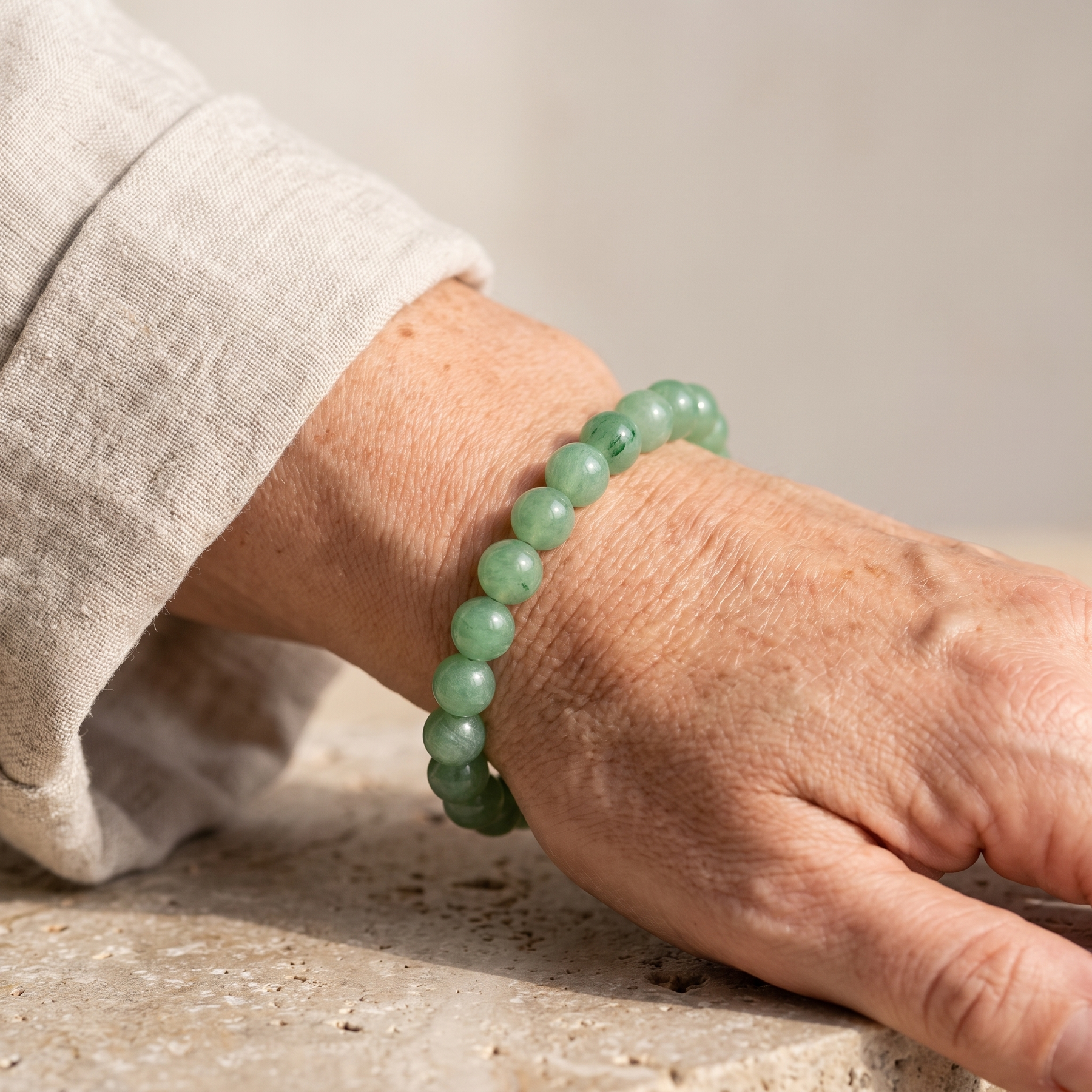 Bracelet "Opportunité" en Aventurine porté au poignet