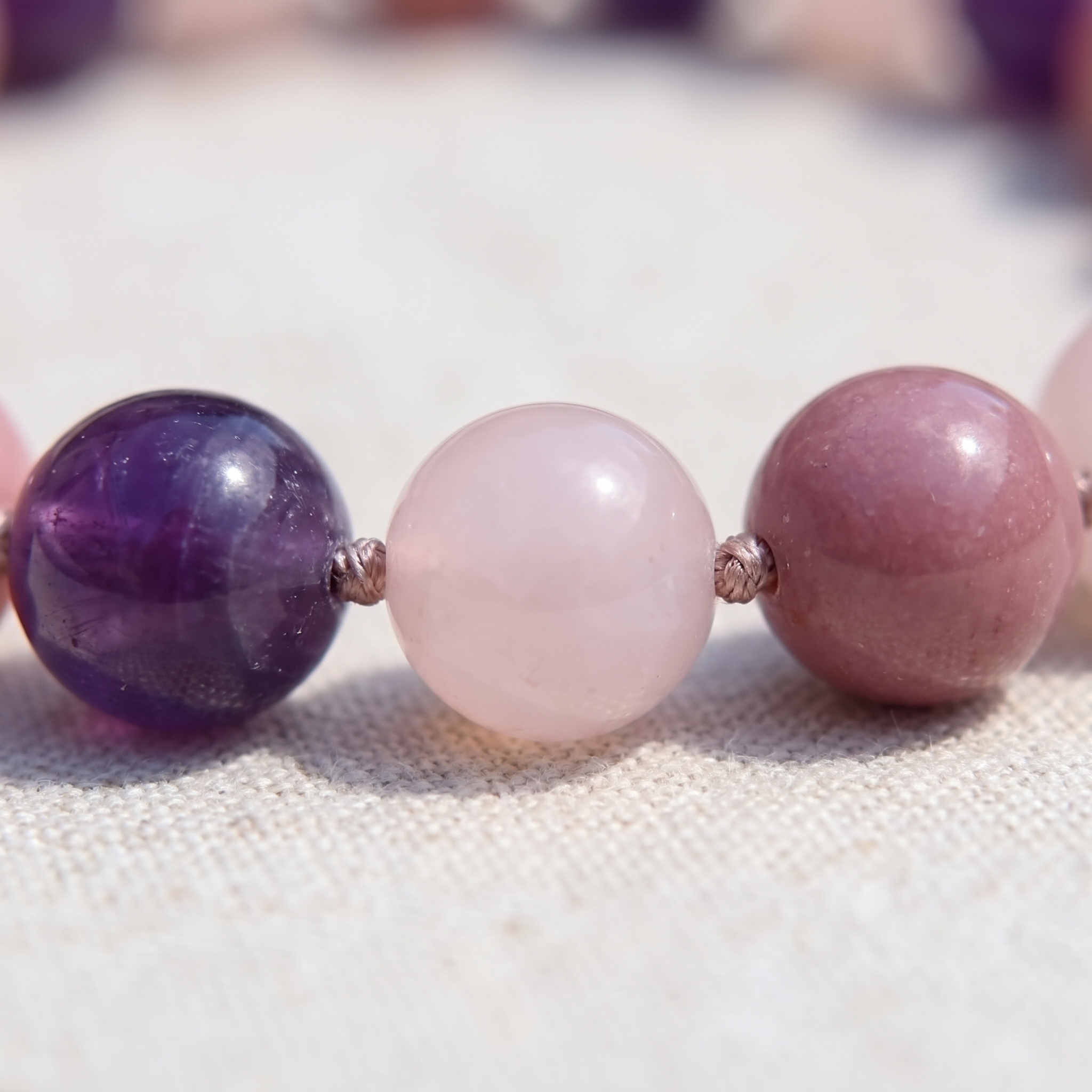 Détail des pierres du Bracelet "Amour de Soi" en Rhodonite, Quartz Rose & Améthyste
