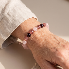 Bracelet "Amour Infini" en Quartz Rose, Grenat & Quartz Fraise porté au poignet