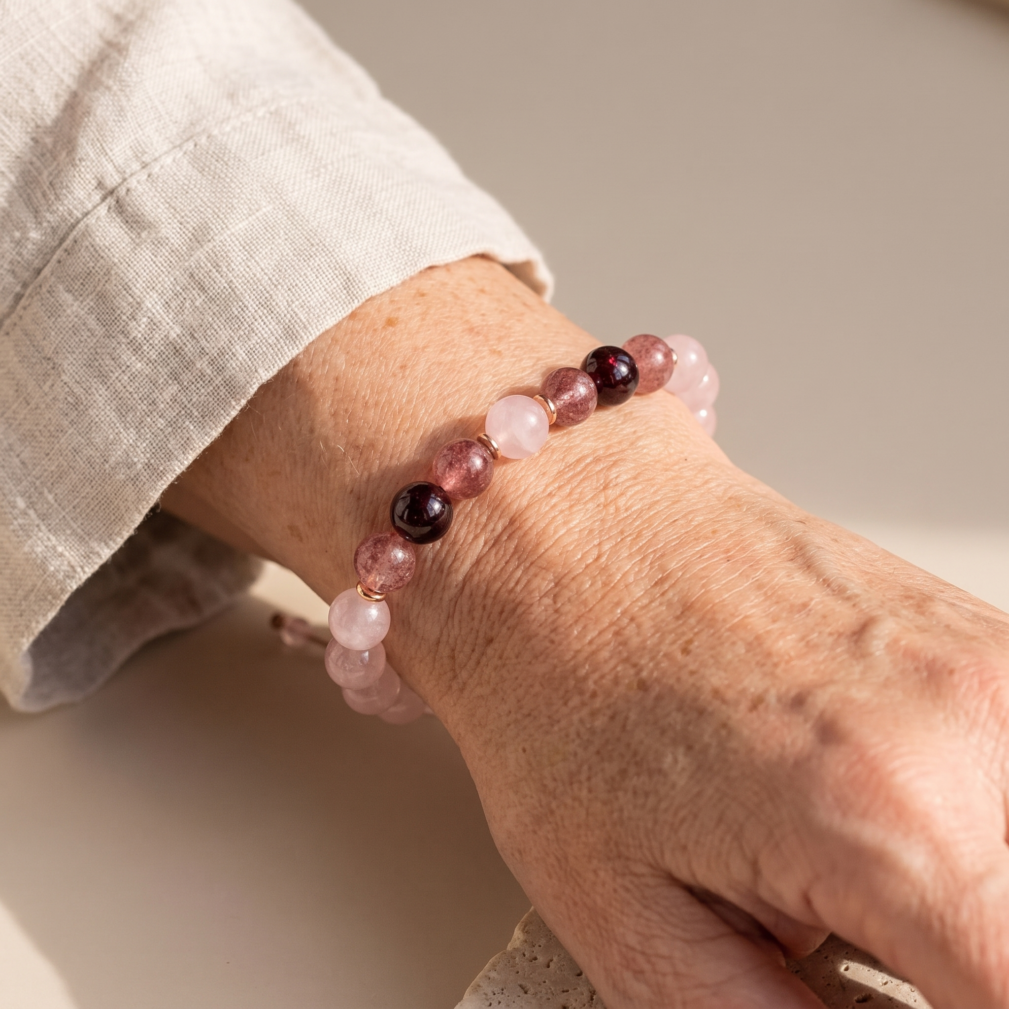 Bracelet "Amour Infini" en Quartz Rose, Grenat & Quartz Fraise porté au poignet