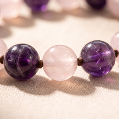 Détail des pierres du Bracelet "Amour & Spiritualité" en Améthyste & Quartz Rose
