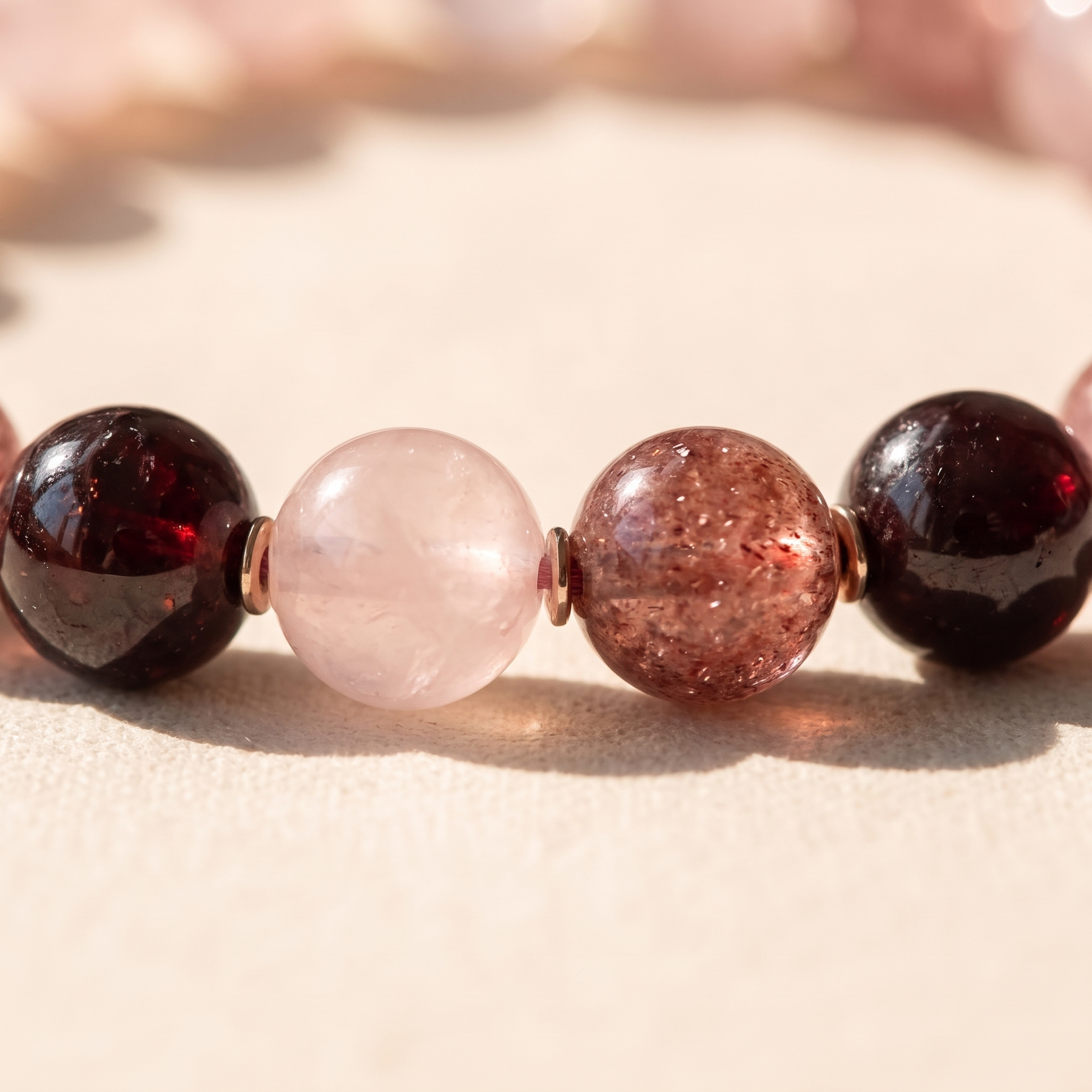 Détail des pierres du Bracelet "Amour Infini" en Quartz Rose, Grenat & Quartz Fraise