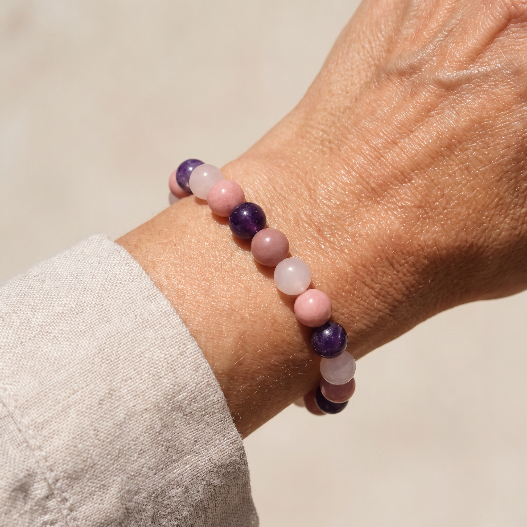 Bracelet "Amour de Soi" en Rhodonite, Quartz Rose & Améthyste porté au poignet