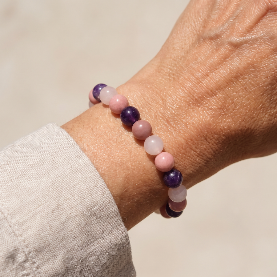 Bracelet "Amour de Soi" en Rhodonite, Quartz Rose & Améthyste porté au poignet