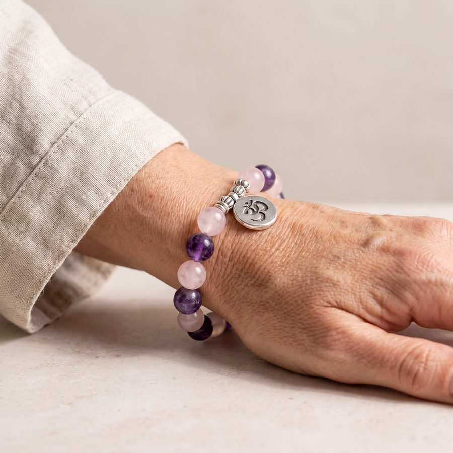 Bracelet "Amour & Spiritualité" en Améthyste & Quartz Rose porté au poignet