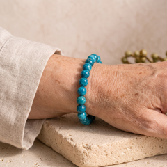 Bracelet "Clarté Intérieure" en Apatite porté au poignet