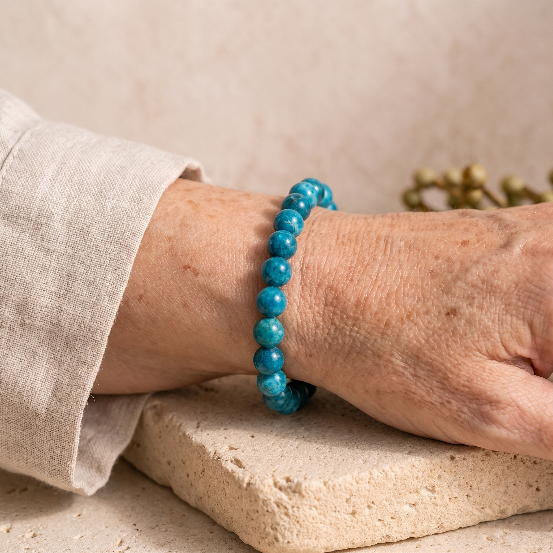 Bracelet "Clarté Intérieure" en Apatite porté au poignet