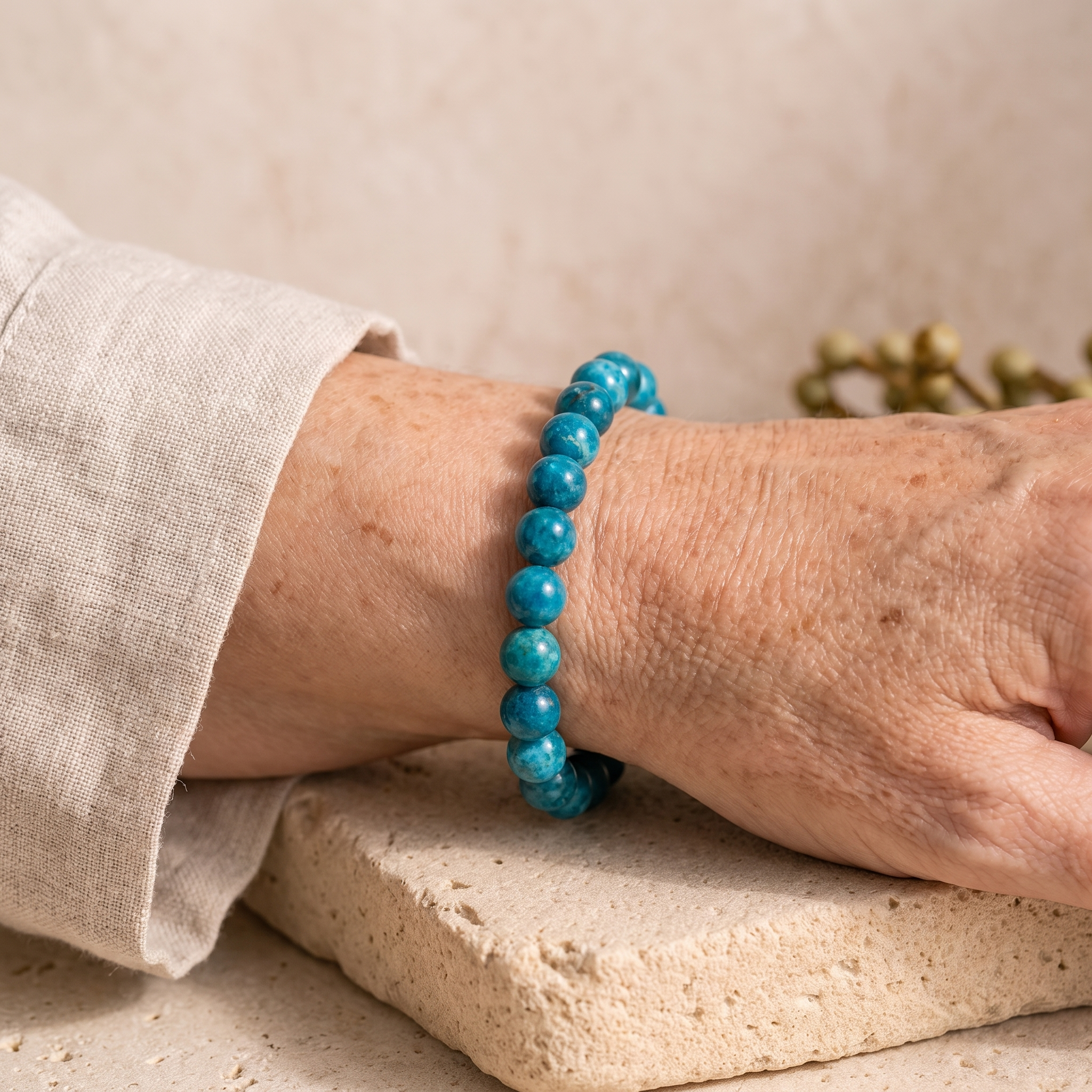 Bracelet "Clarté Intérieure" en Apatite porté au poignet