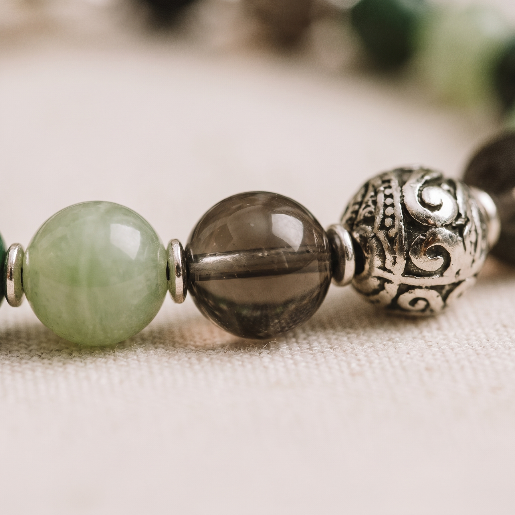 Détail des pierres du Bracelet "Chance & Protection" en Aventurine, Malachite & Quartz Fumé
