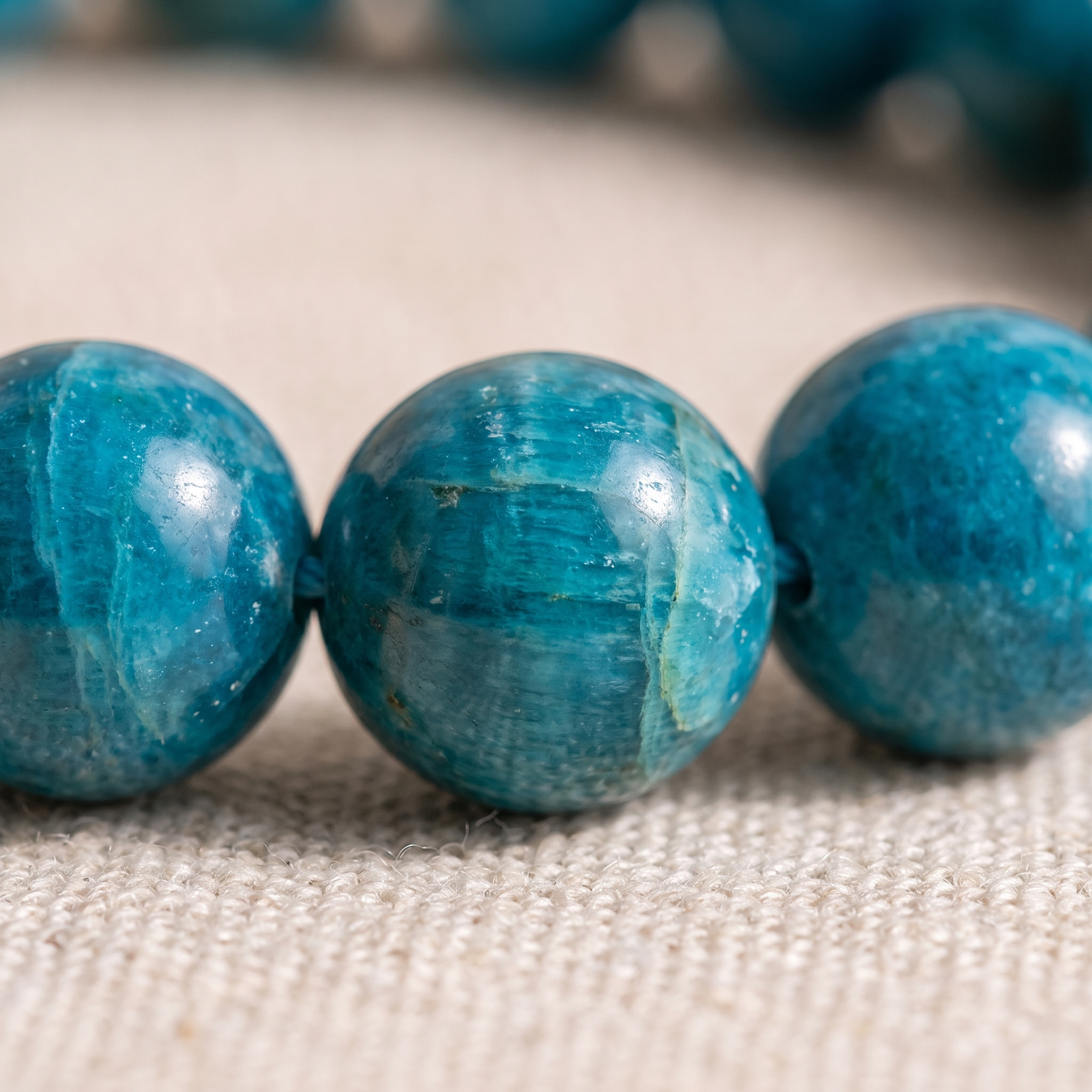 Détail des pierres du Bracelet "Clarté Intérieure" en Apatite