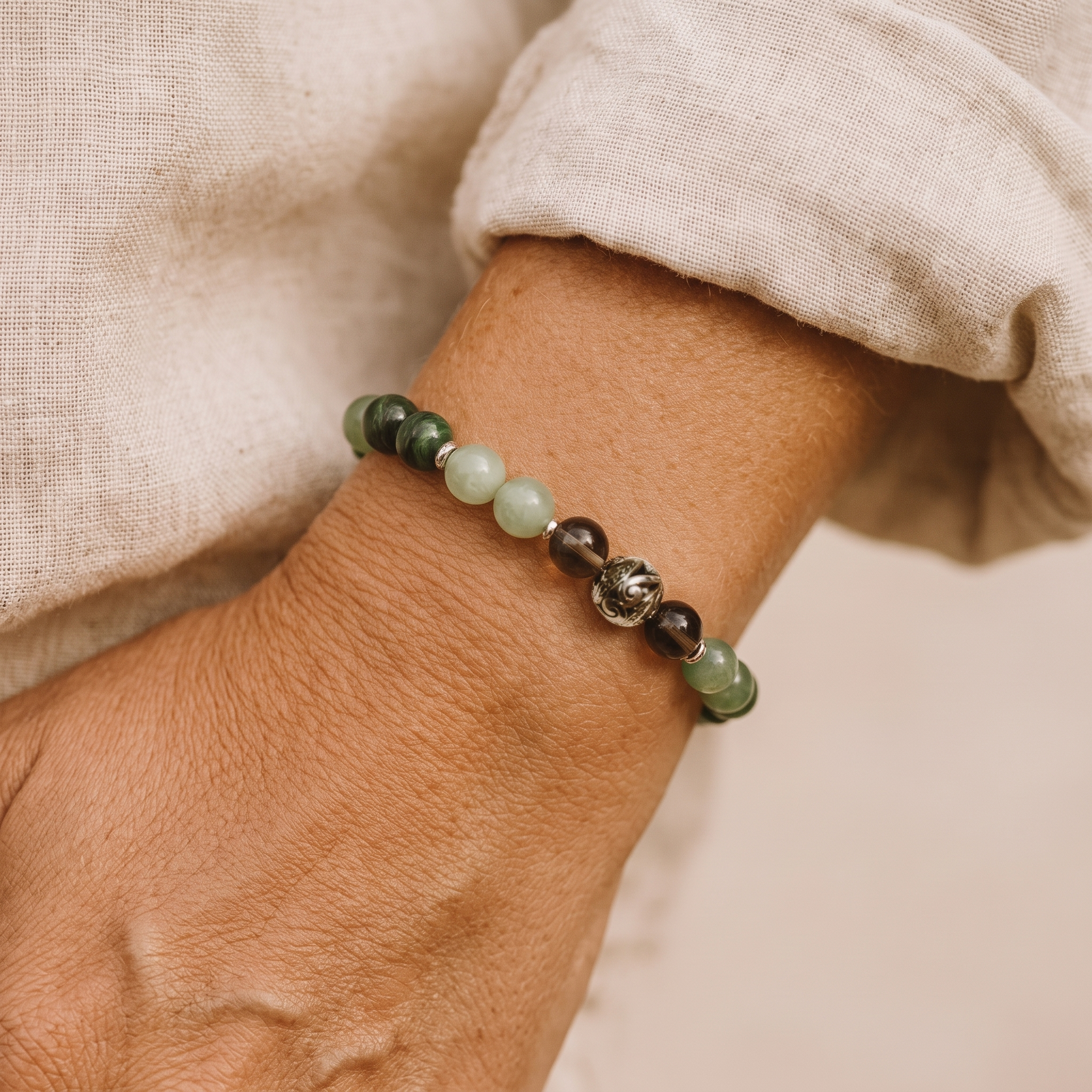 Bracelet "Chance & Protection" en Aventurine, Malachite & Quartz Fumé porté au poignet