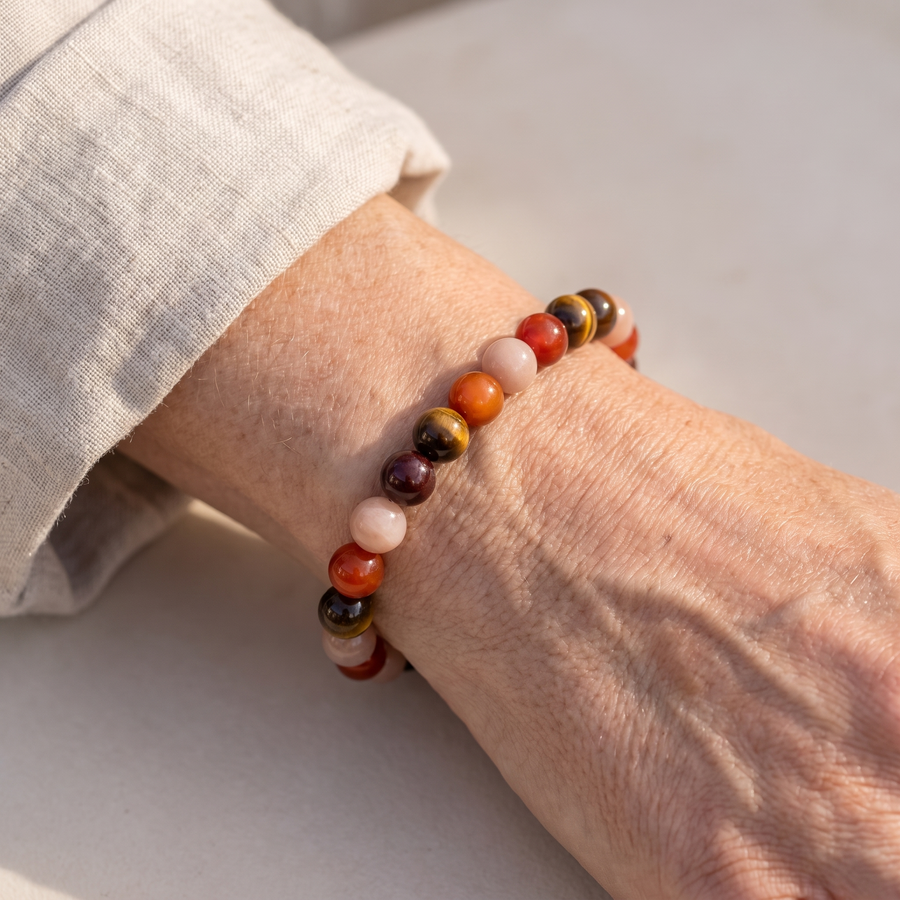 Bracelet "Chance & Joie" en Oeil de Tigre, Pierre de Soleil, Cornaline & Grenat porté au poignet