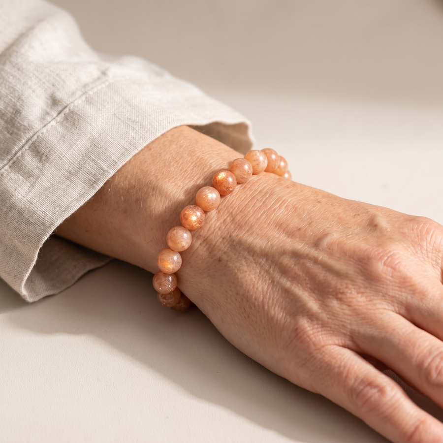 Bracelet "Joie de l'être" en Pierre de Soleil porté au poignet