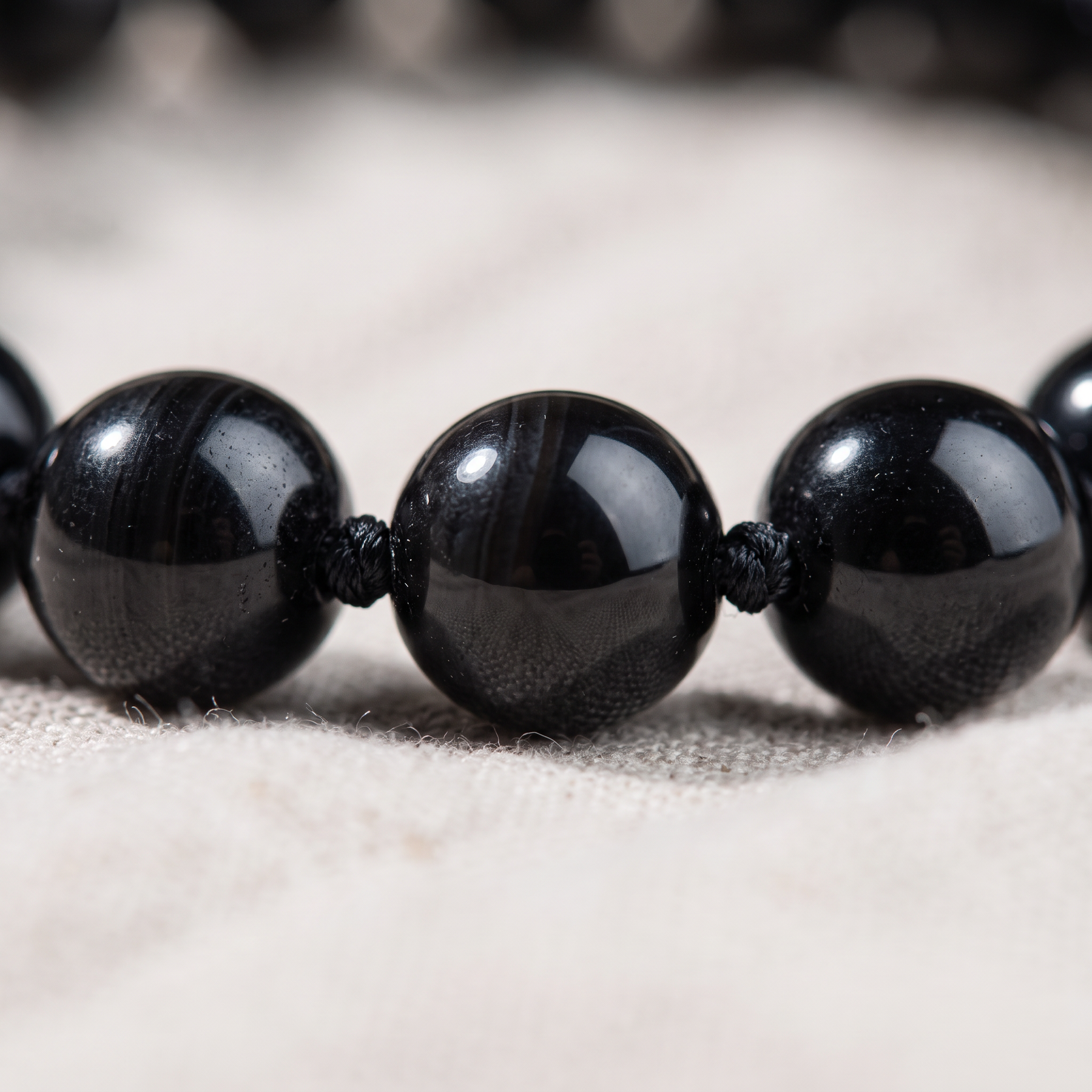 Détail des pierres du Bracelet "Rempart" en Tourmaline Noire