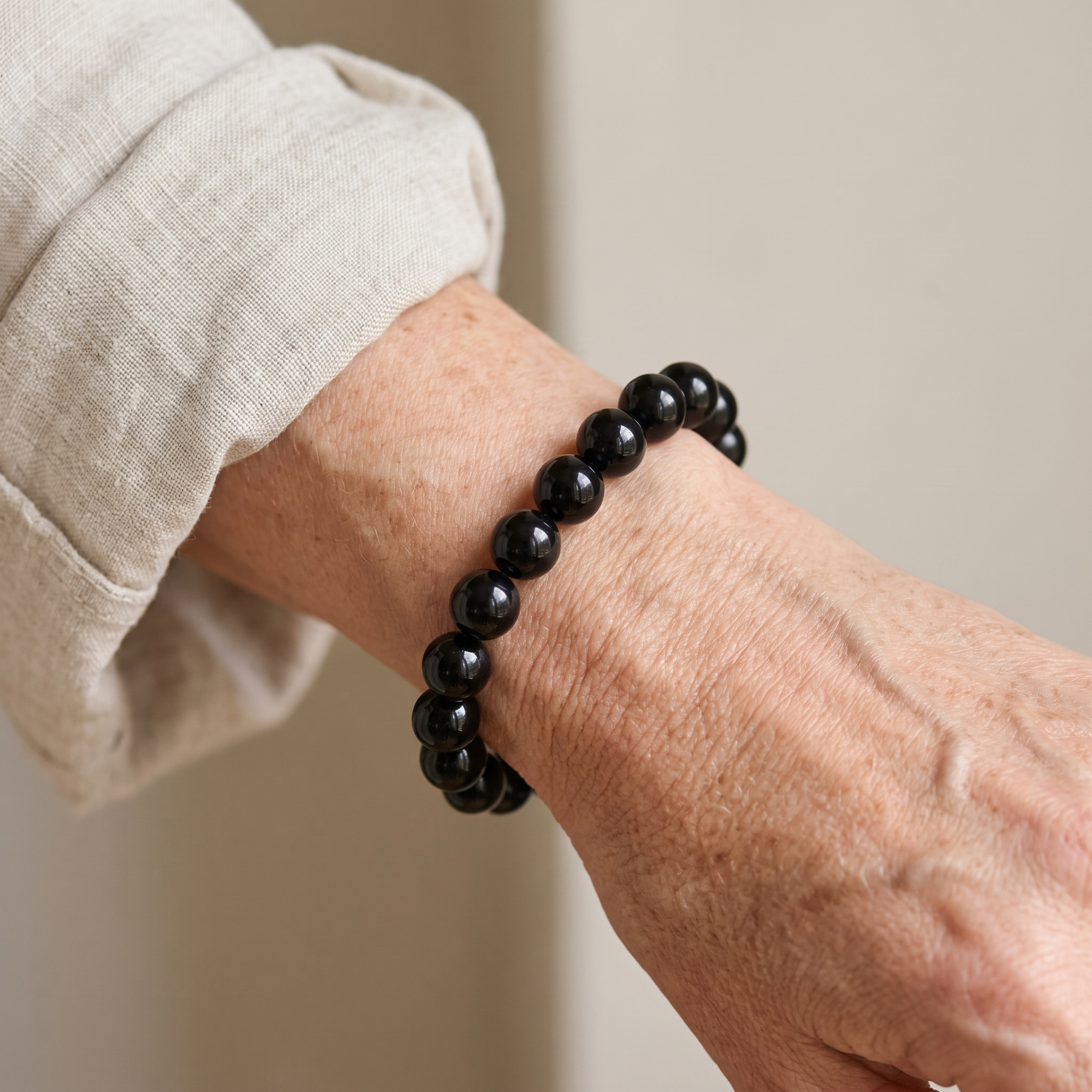 Bracelet "Rempart" en Tourmaline Noire porté au poignet
