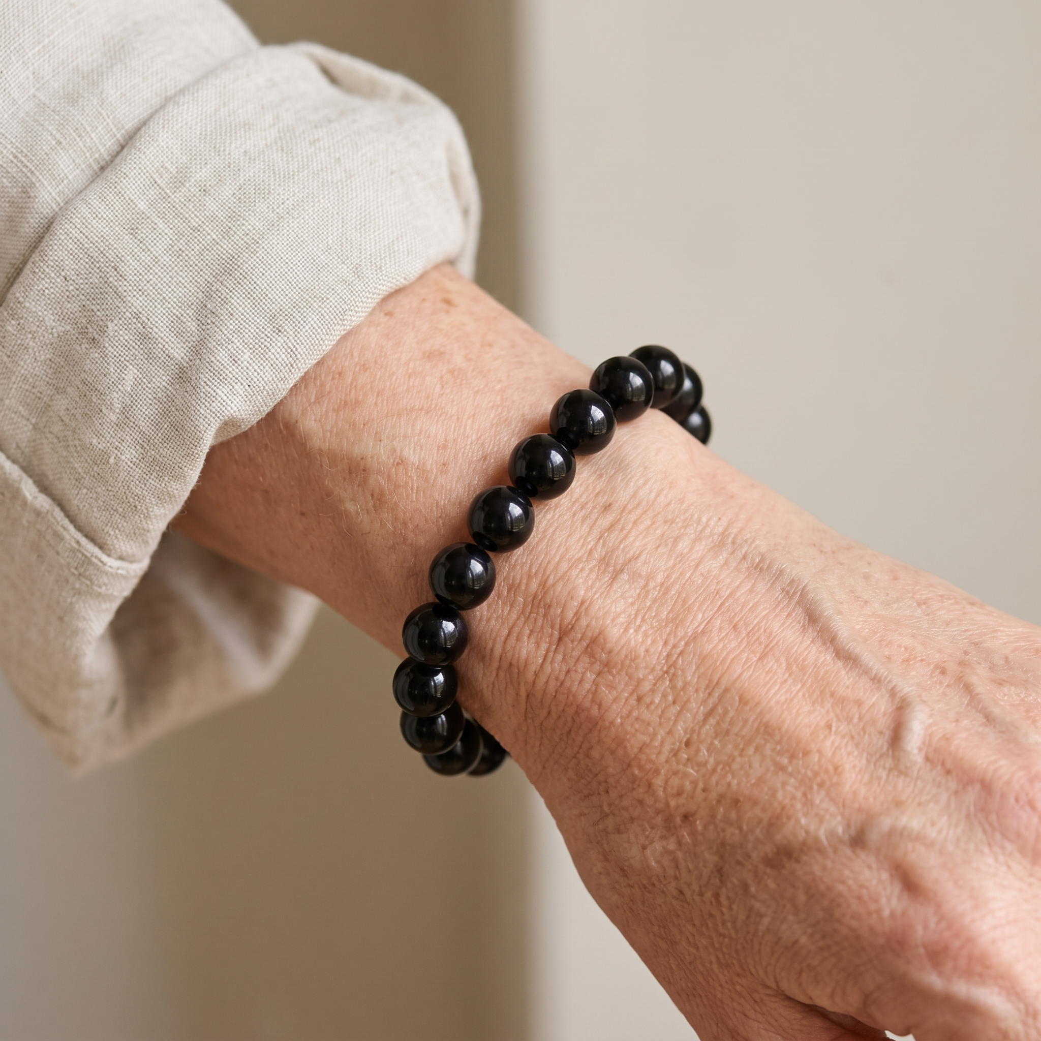 Bracelet "Rempart" en Tourmaline Noire porté au poignet