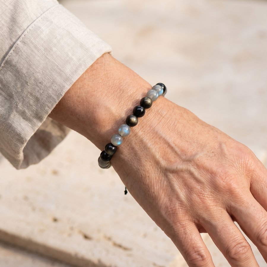 Bracelet "Refuge Spirituel" en Labradorite & Obsidienne Dorée porté au poignet
