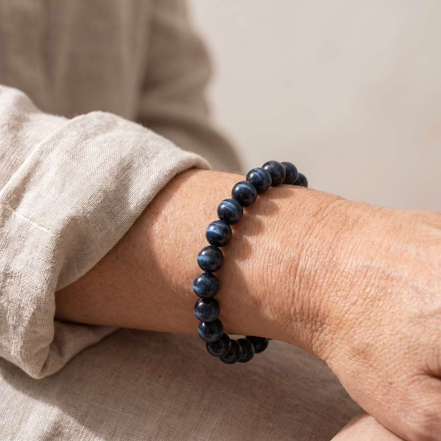 Bracelet "Ange Gardien" en Oeil de Faucon porté au poignet