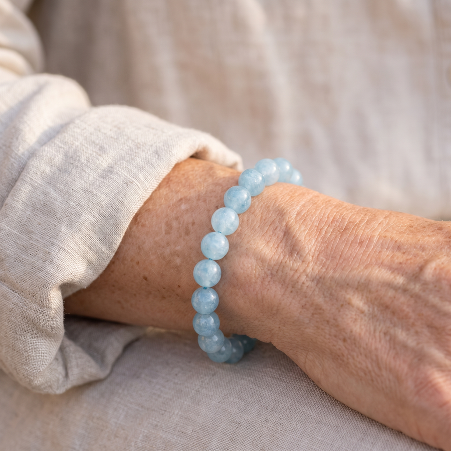 Bracelet "Bonheur" en Aigue-Marine porté au poignet