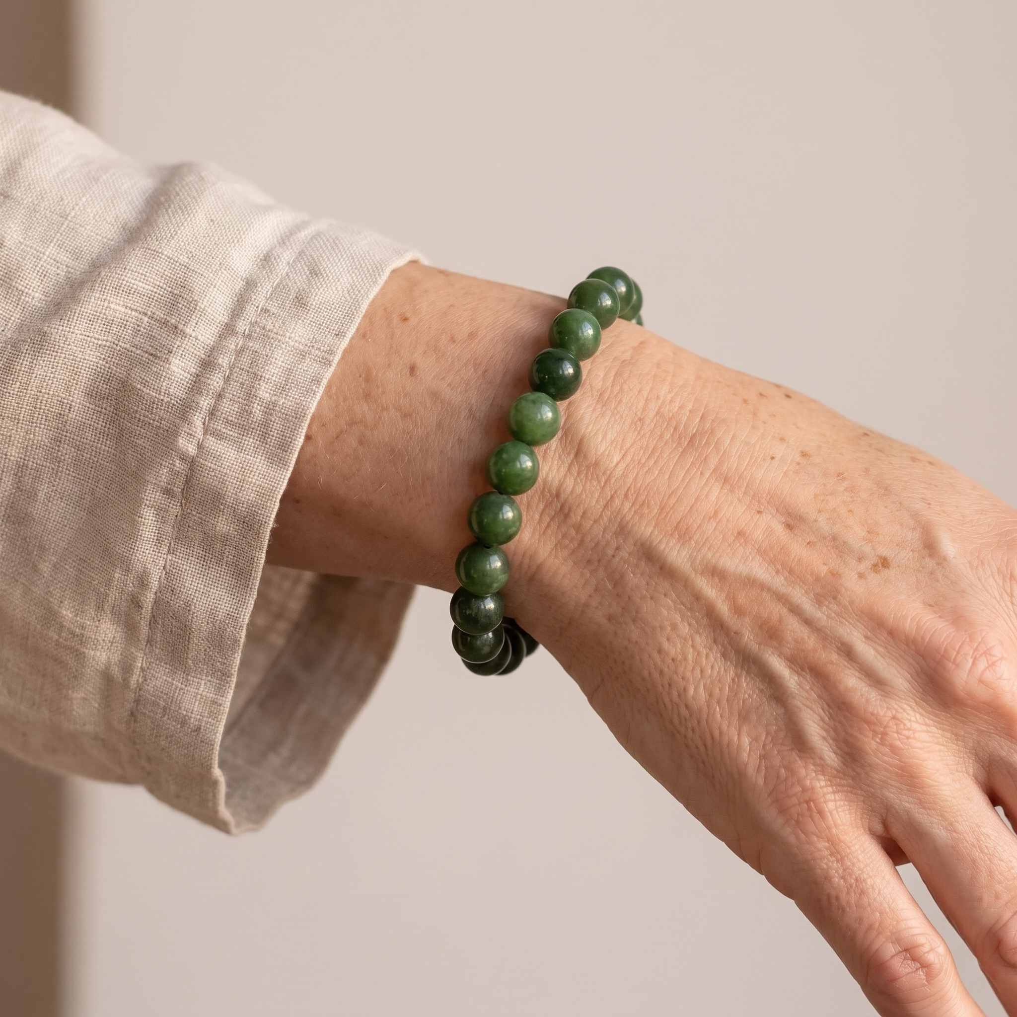 Bracelet "Dhara" en Jade Néphrite porté au poignet