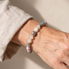 Bracelet "Douceur Féminine" en Labradorite, Pierre de Lune & Kunzite porté au poignet