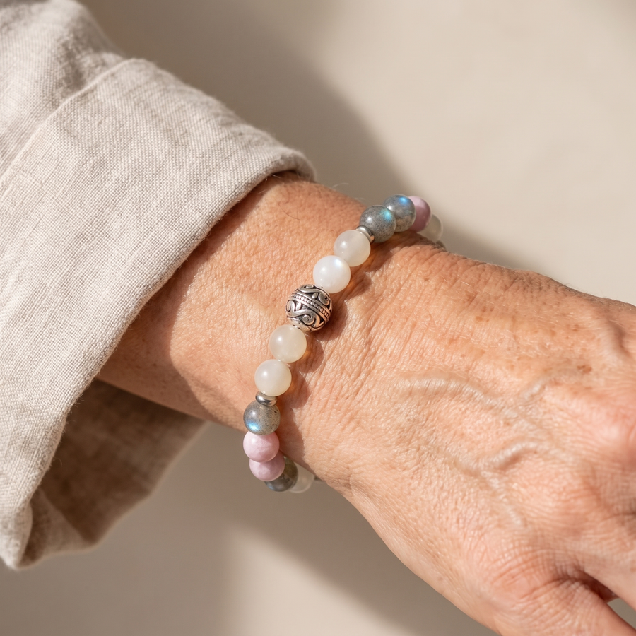 Bracelet "Douceur Féminine" en Labradorite, Pierre de Lune & Kunzite porté au poignet
