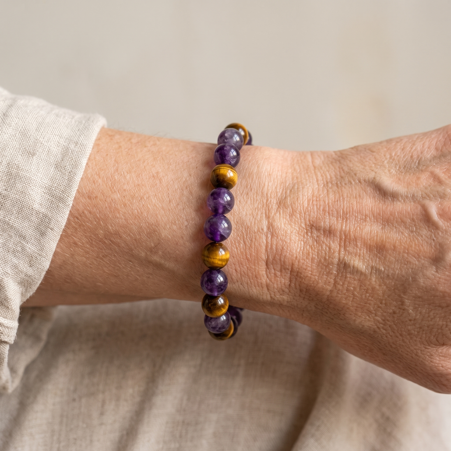 Bracelet "Délivrance" en Améthyste & Oeil de Tigre porté au poignet