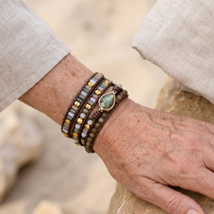 Bracelet Wrap "Protection Symbolique" en Labradorite porté au poignet