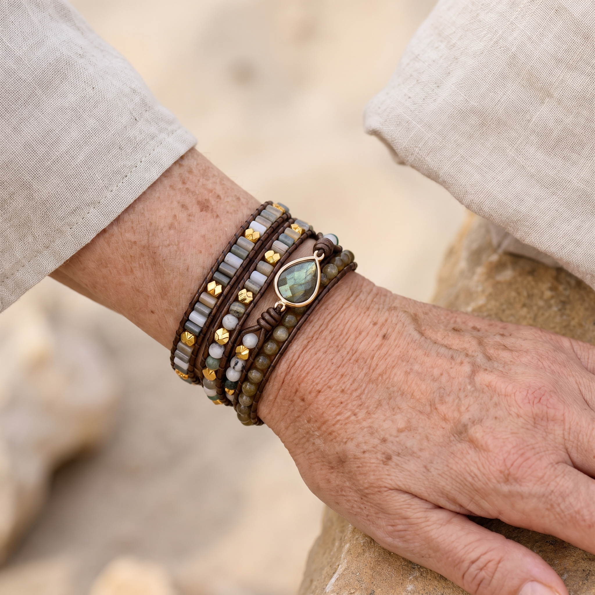 Bracelet Wrap "Protection Symbolique" en Labradorite porté au poignet