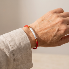 Bracelet Corde Rouge "Mantra" - Porte-Bonheur Symbolique porté au poignet