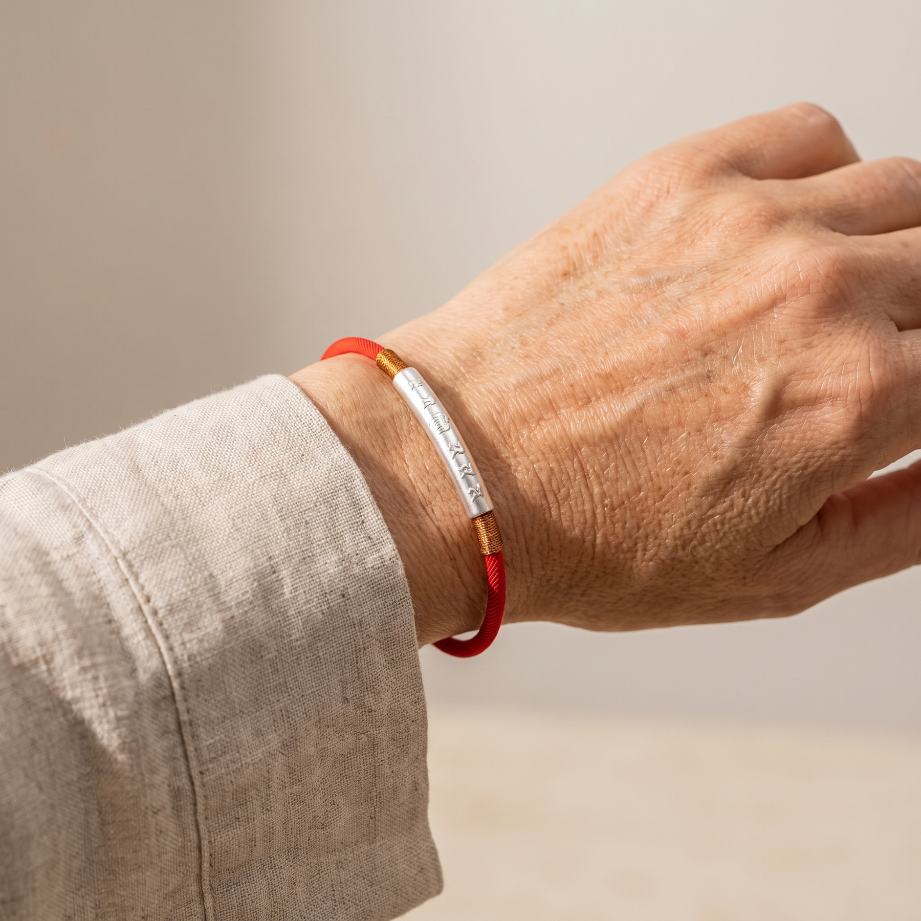 Bracelet Corde Rouge "Mantra" - Porte-Bonheur Symbolique porté au poignet