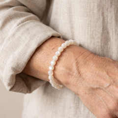 Bracelet "Sensibilité Féminine" en Pierre de Lune porté au poignet