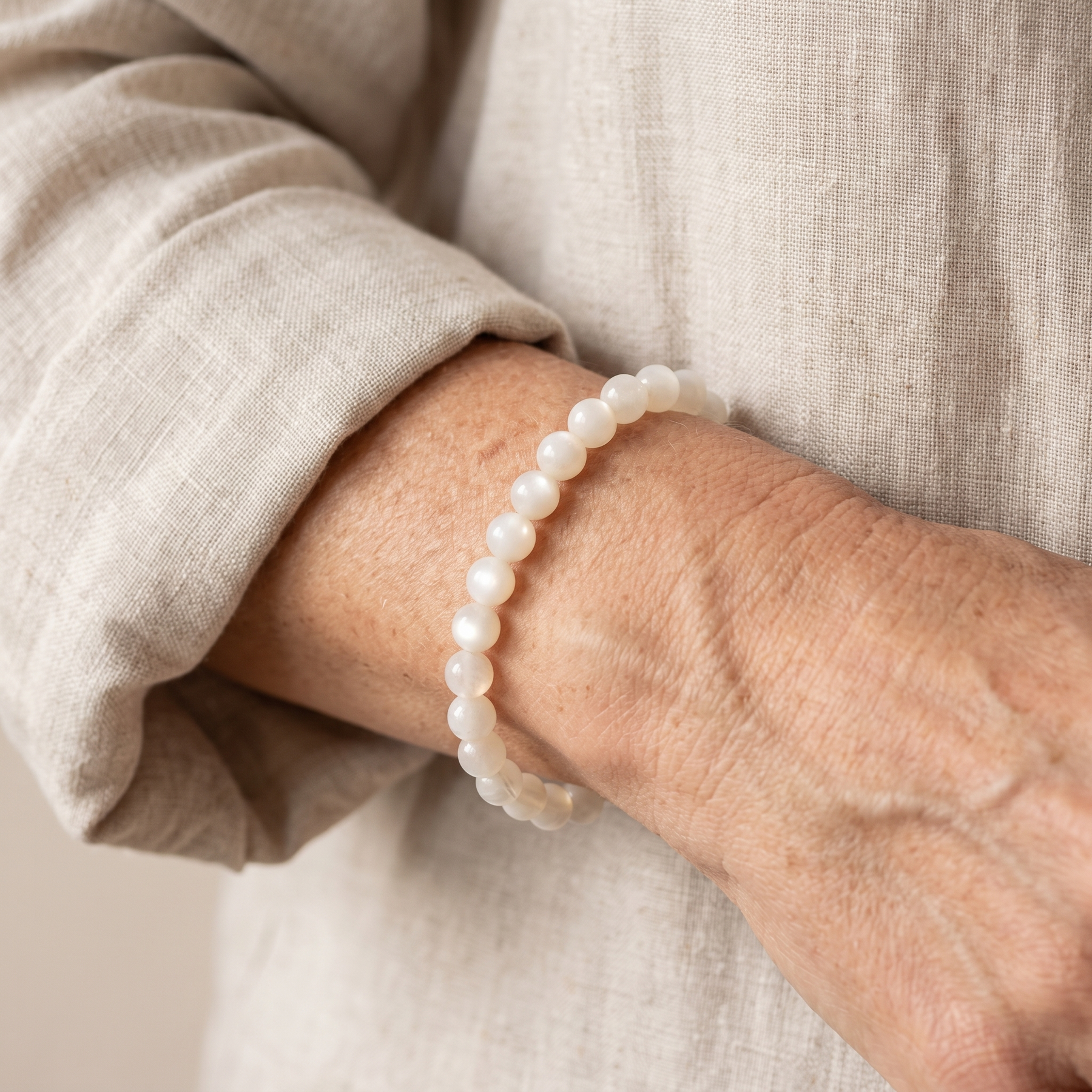 Bracelet "Sensibilité Féminine" en Pierre de Lune porté au poignet